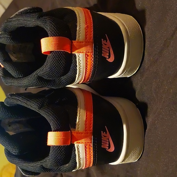 Girls Nike shoes - Picture 2 of 3